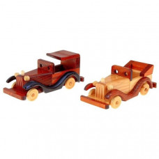 Маленький деревянный автомобиль 